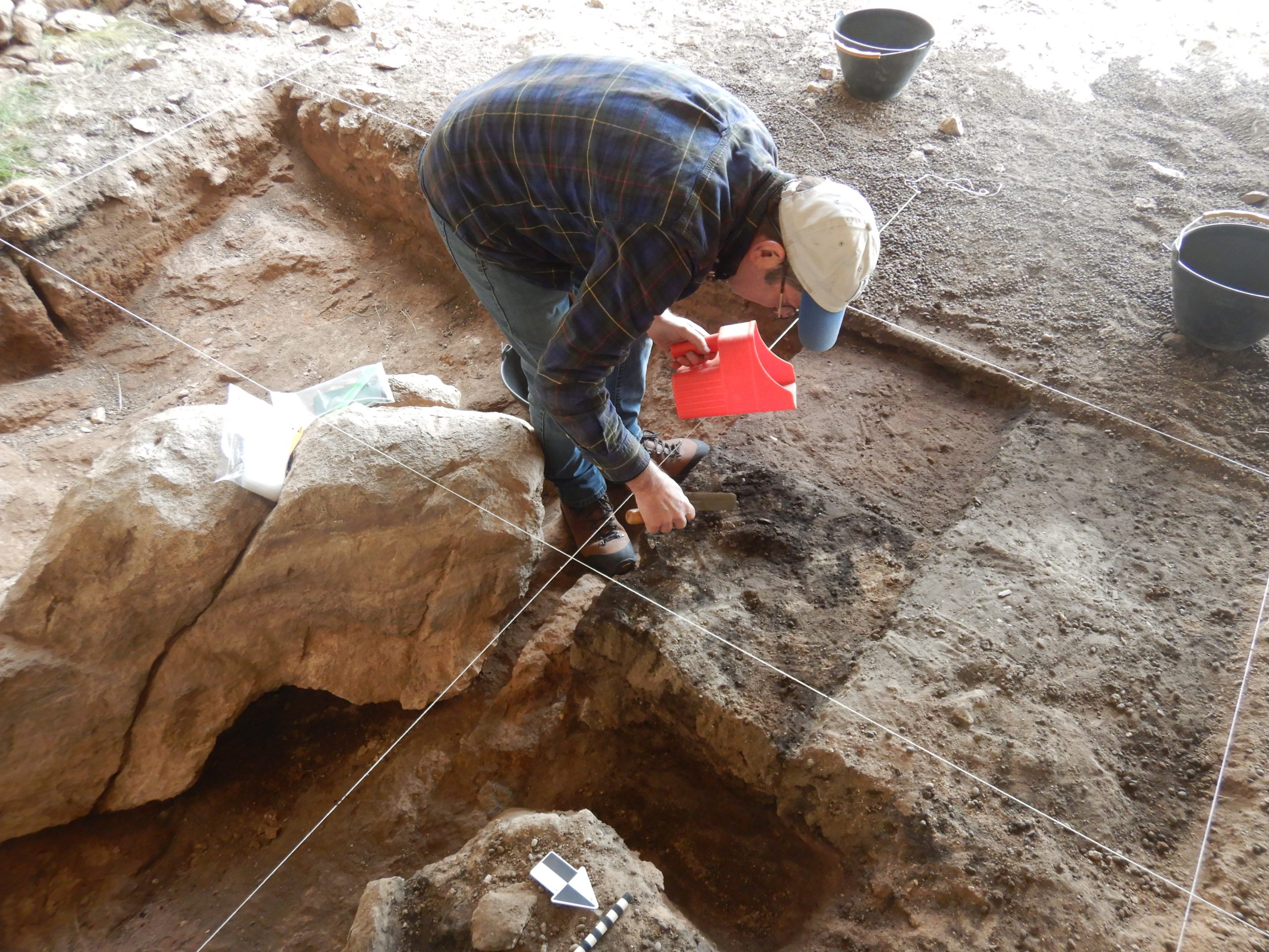 Vista de la excavación de un fogón en La Gruta 1, entre Gobernador Gregores y San Julián, provincia de Santa Cruz. En la foto, Ted Goebel. Foto: Nora Franco. Creative Commons.