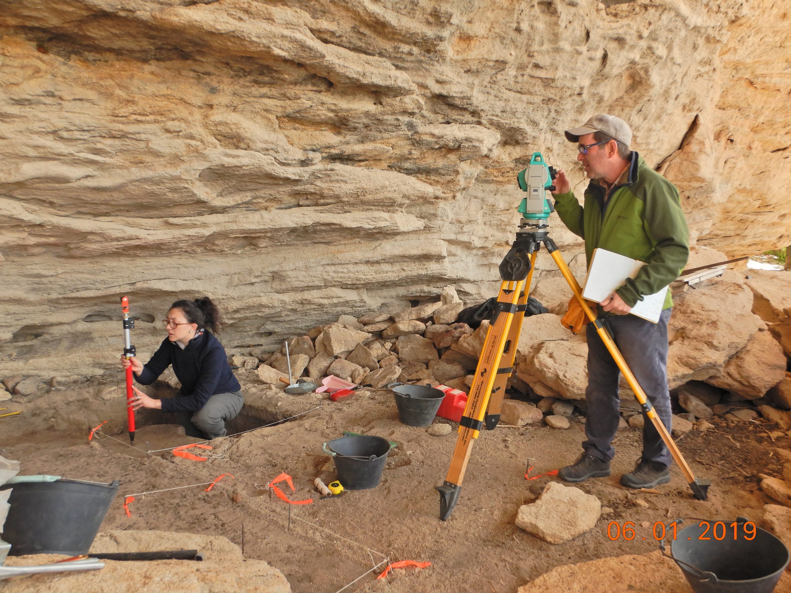 Toma de la posición de hallazgos en La Gruta 3, entre Gobernador Gregores y San Julián, provincia de Santa Cruz. En la foto, María Victoria Fiel y Ted Goebel. Foto: Nora Franco. Creative Commons.