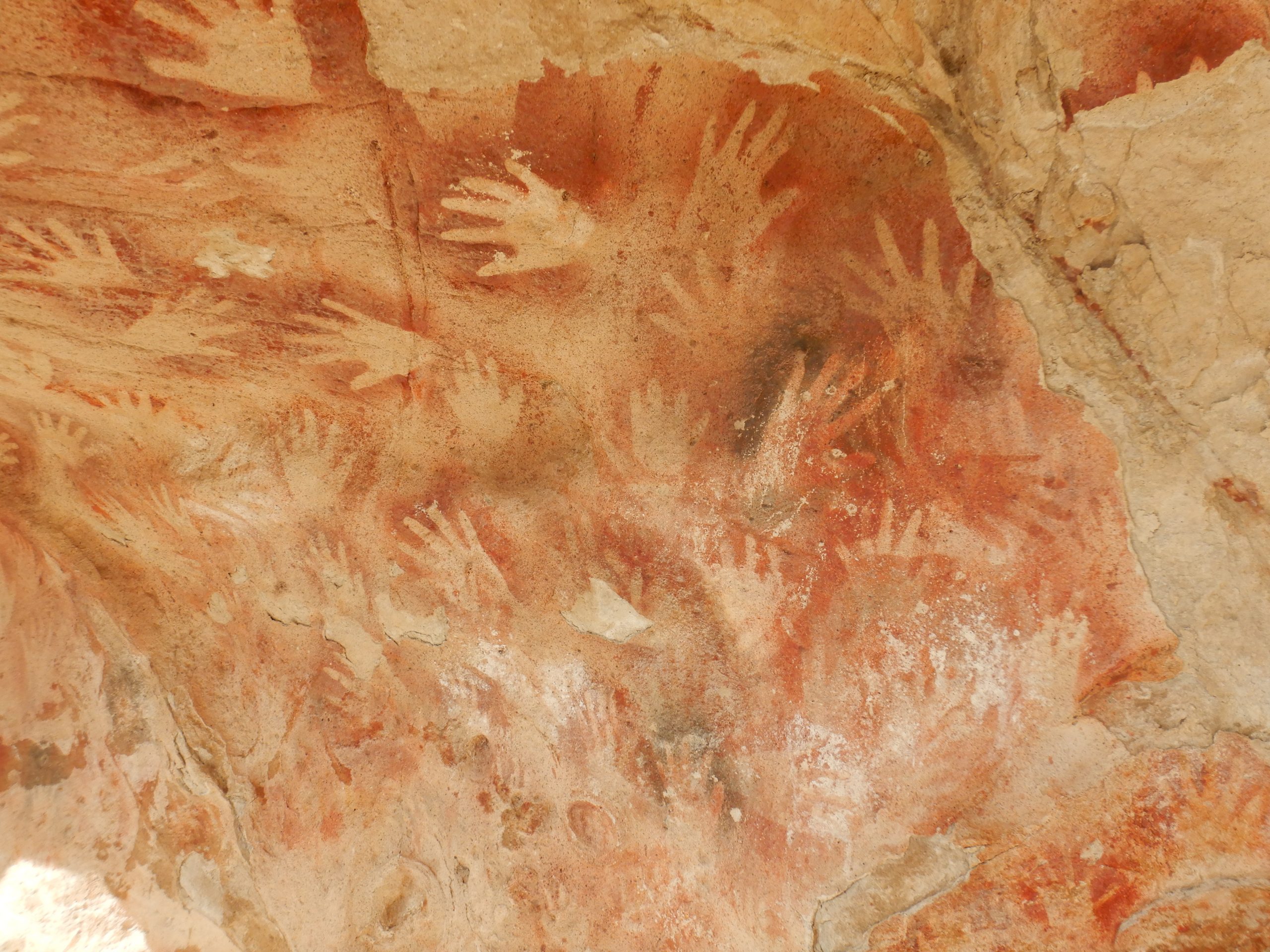 Vista de uno de los reparos rocosos con motivos pintados en Viuda Quenzana, provincia de Santa Cruz. Foto: Nora Franco. Creative Commons