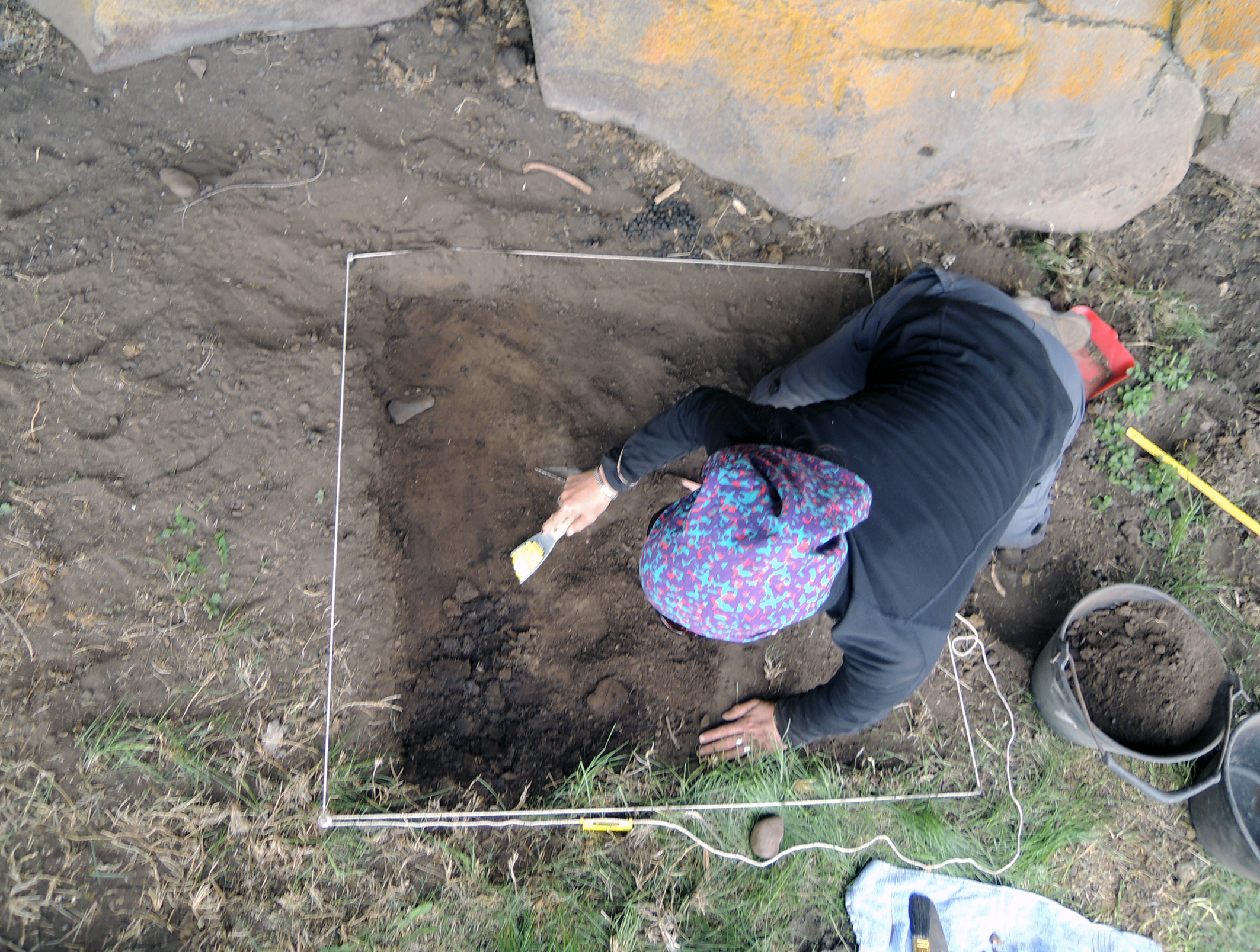 G. Lorena L’Heureux excavando en Alero del Valle, Ea. Markatch Aike. Foto: K. Borrazzo. Creative Commons.