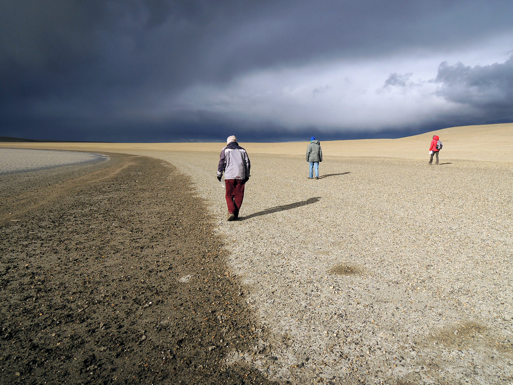 Ivana Ozán, Liliana Manzi y Natalia Cirigliano realizando un muestreo superficial en las márgenes de la Laguna Ea Tres Lagunas. Foto: K. Borrazzo. Creative Commons.