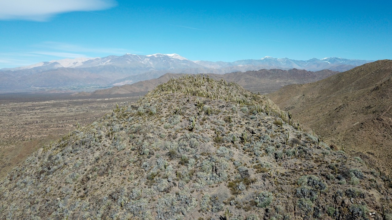 Vista aérea de Cortaderas Alto con el Nevado de Cachi al fondo. Dominio público.